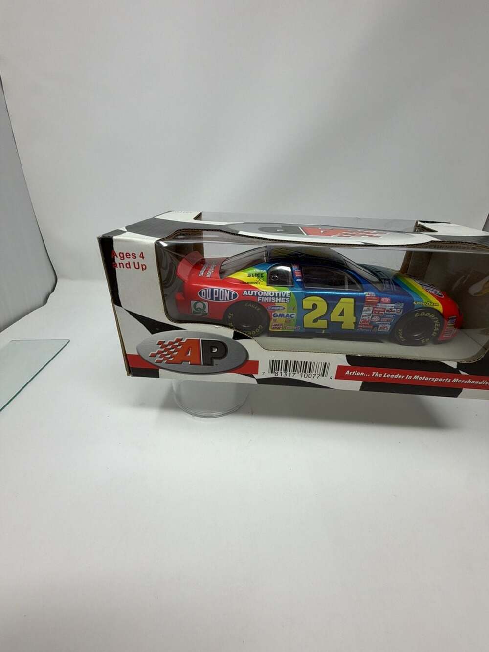 Action Performance 1999 Jeff Gordon #24 DuPont NASCAR 1:24 Scale Diecast Stock C